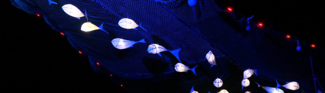 greenpeace-glastonbury-festival-2015-fish-lanterns-trawler-net-oculux-lighting