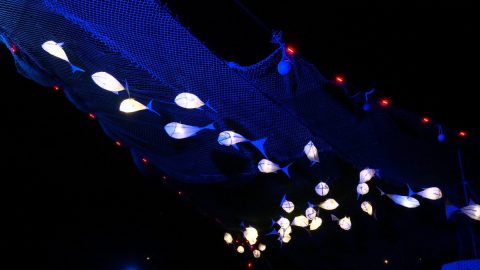 greenpeace-glastonbury-festival-2015-fish-lanterns-trawler-net-oculux-lighting